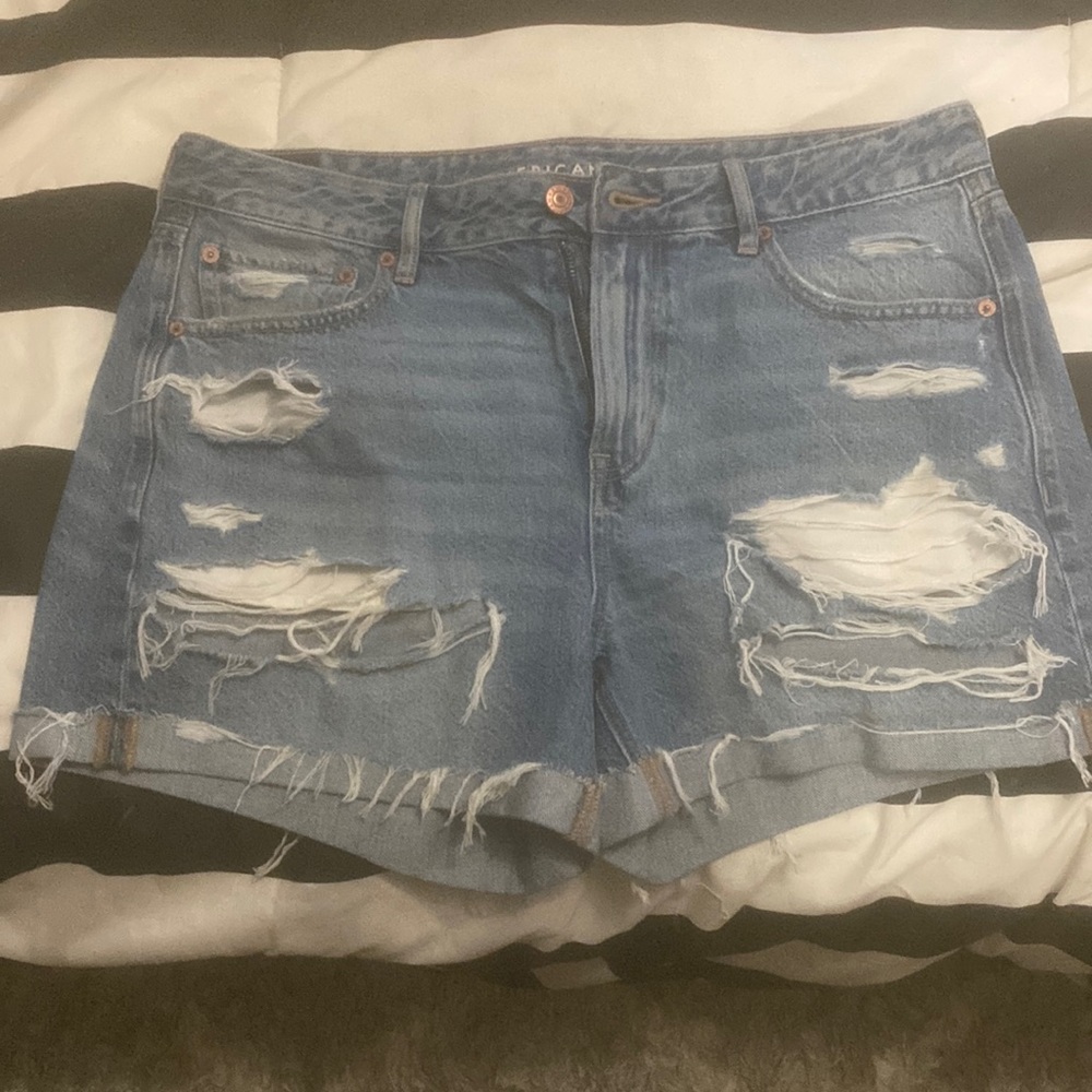 American Eagle Tomgirl destroyed Jean shorts